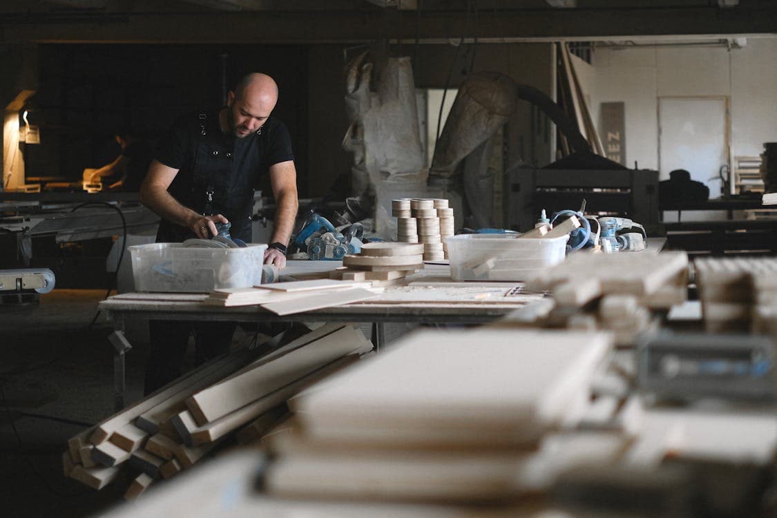 Menuisier artisan travaillant le bois dans son atelier